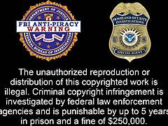 टैन हुई नर्स छोटे बाल अस्पताल बैकस्टेज लेटेक्स ग्लव्स ट्राई करती है