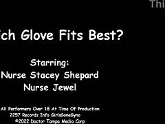 टैन हुई नर्स छोटे बाल अस्पताल बैकस्टेज लेटेक्स ग्लव्स ट्राई करती है