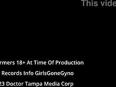 टैन हुई नर्स छोटे बाल अस्पताल बैकस्टेज लेटेक्स ग्लव्स ट्राई करती है