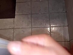 Figliastro Spia Mammina In Doccia E Si Sega Per Moglie Cornuto.