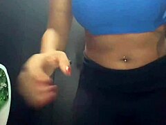 ये सड़ी हुई भीड़ वाली जिम में क्यों बौल रही चुदाई के लिए