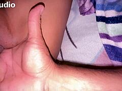 अपनी स्टेपसिस्टर की चूत में उंगलियां डाल रहा हूं, डादरी बहुत ज़ोरिटा है, आओ देखो