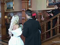 एक हार्ड लंड इन ब्लॉन्ड मिल्फ्स के लिए अब काफी नहीं, उन्हें ग्रुप एनल और कमशॉट चाहिए