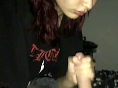 मेरी सौतेली बहन चादर के नीचे रेंगती है और मुझे ब्लो जॉब देती है