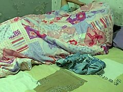 meu meio-irmão tímido se masturba assistindo a alguns vídeos xxx e eu mostro a ele como é foder uma mulher de verdade