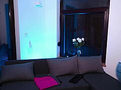 स्टूडेंट बॉस मीटिंग के लिए प्रोफेशनल आउटफिट केयरफुली सिलेक्ट करता है