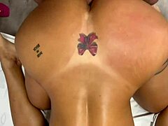 अरे यार, इस मोटे लंड पर गला घोंट रही हूं दोस्त की गीली ब्राजीलियन बीवी को चोदते हुए 😈🍆