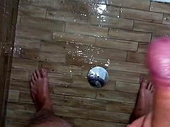 ma che fai con quel cazzo enorme in doccia a casa della matrigna - sega rischiosa?