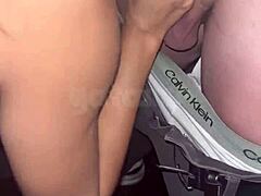 Casada fucks macho dotado in swing cabin front of cuckold husband.