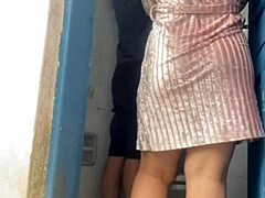 A Patroa Pediu Pro Pedreiro Olhar A Descarga Só Pra Ficar Sozinha Com Ele No Banheiro. Ela Ficou Soltinha No Casal Toilet Encounter.