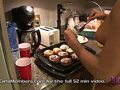 राक्वेल के बड़े नेचुरल चूचे किचन में नंगे कुकिंग उछलते अब!