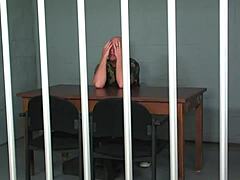 पब्लिक पेशाब पकड़े पर सुपर सेक्सी पुलिसवाली ने चूत चोदी