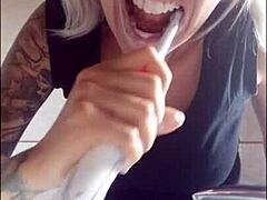 दांत ब्रश करना जरूरी, चैंटल को टूथपेस्ट से मुंह भरना पसंद