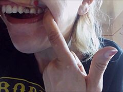 दांत ब्रश करना जरूरी, चैंटल को टूथपेस्ट से मुंह भरना पसंद