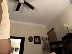 solo estaba bromeando con mi amigo en la casa