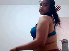 Gostosa dancing funk putaria showing her tasty peitinhos for the camera - so hot and sexy!