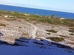 encontrei o guarda vida musculoso nas dunas da praia e fiz anal profundo ao ar livre