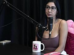 Morena Safada Mostra Os Lindos Peitos E A Buceta Depois De Falar Que Queria Transar Mas Os Homens Não Chegavam E Brindaram Aos Hates