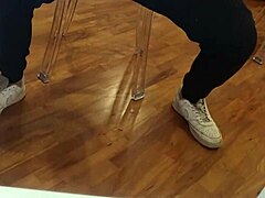 Ano Maschile E CAZZO In Primo Piano Gioca Sulla Sedia Trasparente Col SUO CULO E Il SUO CAZZO Enorme