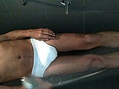 Hey, just taking a quick ducha in the bathroom today