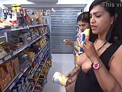 Gerente e ajudante pegam loira e morena sem dinheiro metem pica sem camisinha na buceta putinhas como pagamento