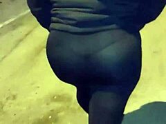 Madura puta callejera con leggins transaparentes mostrando su tanga