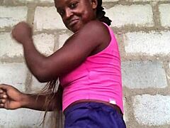 देखो ये क्रेजी कुतिया डिल्डो से चूत और गांड चोद रही!