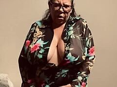 oh damn, fingering that pussy until cumshot hits hard!