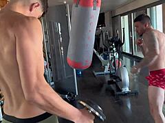 बीबीजी ने जिम में भाई से गर्लफ्रेंड एंड्रिया लक्स शेयर की, पहली डबल पेनेट्रेशन और गांड पर कम!