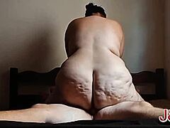 बेड पर ब्राजीलियन चबी मिल्फ संग टौरो पर सवारी?