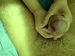 ela me fez uma bela massagem relaxante na piroca com handjob e masturbation no couple homemade video