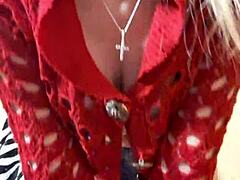 uhh mistress elza kom soo hot, makin me worship her curvy body an feet in lingerie