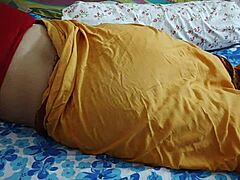 इंडियन हाउसवाइफ को प्रेमी बहकाकर कमाल की चुदाई कराता है