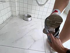 contratei essa empregada e ela veio com esse shortinho, fiquei louco de tesão