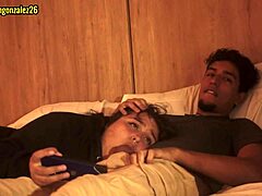 tengo sueño hermanastro dejame acostarme en tus piernas pero no metas tu pene en mi boca por favor