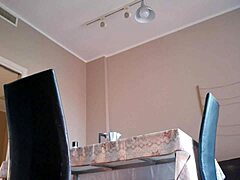 gostosa na cozinha de lingerie, just chilling