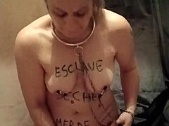 बंधी गुलाम डॉगी में यूरिन डिल्डो टॉय से ऑटो सेशन