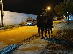 Depois da festa, fomos convidadas para passar a noite na casa de um desconhecido que comeu nosso cu