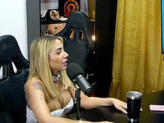 A Safada De 18 Anos Mostrou A Buceta Estava Bem Suada Oque Você Faria Com Essa Gostosa - Bruna Lambertini