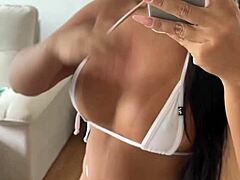 domingo de sol na piscina deixando os pelinhos dourados