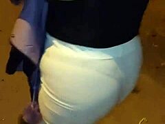 Madura Latina En Leggins Transparentes Con Hilo Rojo Paseando Por La Calle En Usa