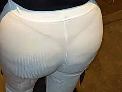 Madura Latina En Leggins Transparentes Con Hilo Rojo Paseando Por La Calle En Usa