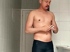 hey check this sexy guy in black beach shorts shaving in the bathroom 🪒🏖️ looks so hot right?