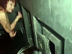 meia-irmã excitada na gloryhole chupando paus desconhecidos comigo