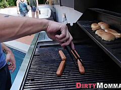 मैच्योर सौतेली मां को मॉन्स्टर लंडों से वाइल्ड एक्स्टसी झाड़ा