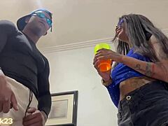 botei pra minha prima mamar e ela sentou na rola gostoso