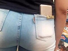 gostosa brunette bunda in jeans spied at the market shop
