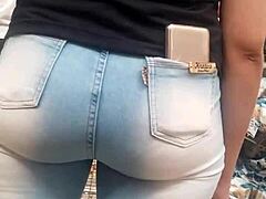 gostosa brunette bunda in jeans spied at the market shop
