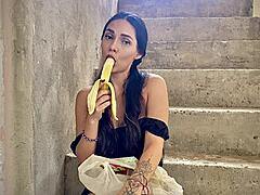 mi vecina ama la banana tanto que ahora quiere chupar la mia en porno espanol