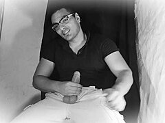 Sexy bodybuilder strokes 18cm monster cock guitar rub to explosive finish